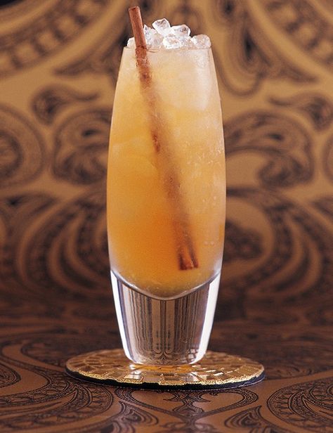 This good-looking rum-based cocktail created by Julien Gualdoni would cause a stir at any drinks party. It combines sharpness from the limes, sweetness from the honey and a floral hit from the elderflower. Pineapple Rum Drinks, Dark Rum Cocktails, Rum Cocktails Easy, Rum Cocktail Recipes, Recipe For Teens, Drinks Party, Vodka Cocktails Recipes, Vanilla Milkshake, Rum Cocktails