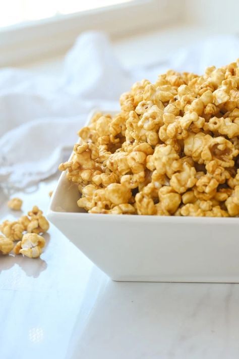 Microwave Caramel Corn Carmel Corn Recipe, Popcorn Bar Toppings, Easy Caramel Corn Recipe, Microwave Caramel Popcorn, Caramel Corn Easy, Puff Corn, Microwave Caramel Corn, Microwave Caramels, Caramel Corn Recipes