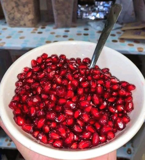 For Me the Purest form of love is when Someone Peels A Pomegranate For U❤ FavoRite❤❤ Peeled Pomegranate, Love Is When, Fruit Dip, Women's Spurs, Fruit Illustration, Pomegranate Seeds, Fruit Platter, Fruit Smoothie Recipes, Fruit Garden