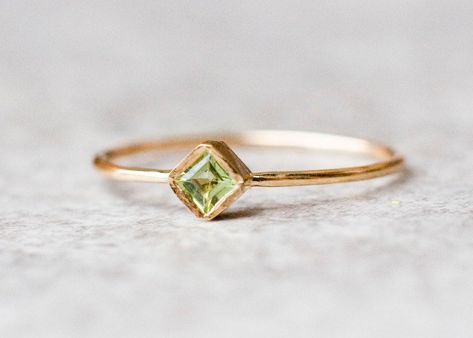 Simple Stone Ring, Peridot Birthstone Ring, Gold Peridot Ring, Fashion Brenda, Peridot Birthstone, Handmade Gold Ring, Teacher Clothes, Natural Gemstone Ring, Aquamarine Engagement Ring