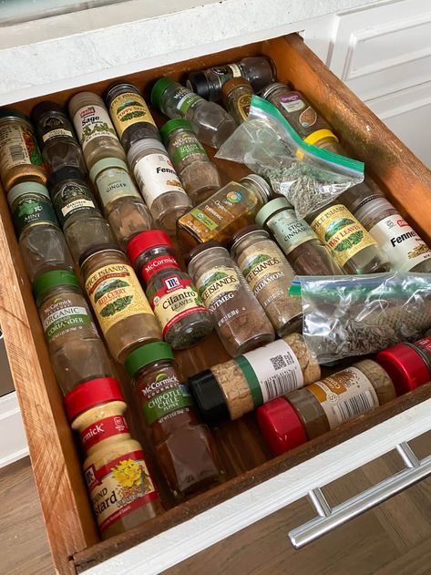 How I Set Up a Spice Drawer So It Stays Organized - In My Own Style Spices List For Kitchen, Kitchen Spice Drawer, Spice Organization Diy, Spice Storage Drawer, Diy Spice Storage, Spice Drawer Organization, Drawer Spice Rack, Cooking Spices, Spice Rack Organization