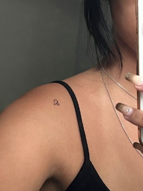 Shoulder Tattoo Minimalist, Minimalist Tattoo Aesthetic, Small Leo Tattoo, Leo Symbol Tattoos, Tattoo Leo, Leo Sign Tattoo, Horoscope Tattoo, Tattoo Zodiac, Zodiac Signs Leo Tattoo