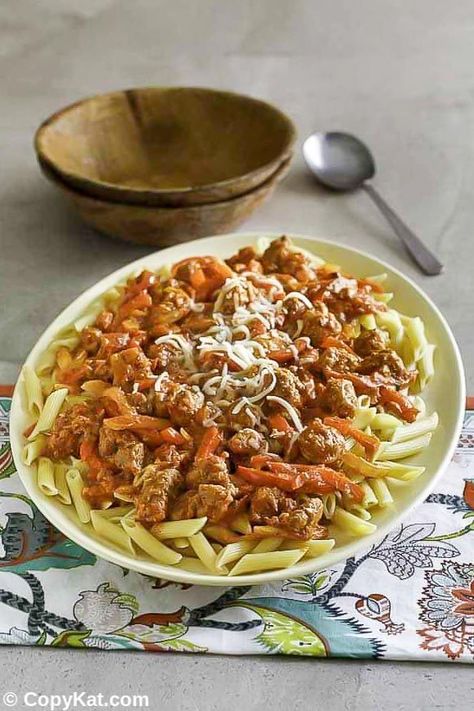 Olive Garden Grilled Sausage and Peppers Rustica is an incredible Italian pasta dinner. Click to get the easy copycat recipe. It's so simple to cook in a skillet on the stovetop! #sausage #sausageandpeppers #italianfood #pastarecipes #italianrecipes #italiansausage #copycat #copycatrecipes Italian Pasta Dinner, Copycat Recipes Olive Garden, Olive Garden Recipes, Grilled Sausage, Filling Dinner, Copykat Recipes, Sausage And Peppers, Hearty Dinner, Spaghetti Recipes