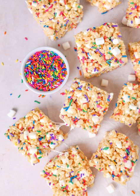 Funfetti Rice Krispies Sprinkle Rice Crispy Treats, Groovy Rice Krispies, Rice Krispie Treats Aesthetic, Mini Rice Krispie Treats, Funfetti Rice Krispie Treats, Sprinkle Rice Krispie Treats, Candyland Party Food Ideas, Creative Rice Krispie Treats, Rice Krispie Ideas