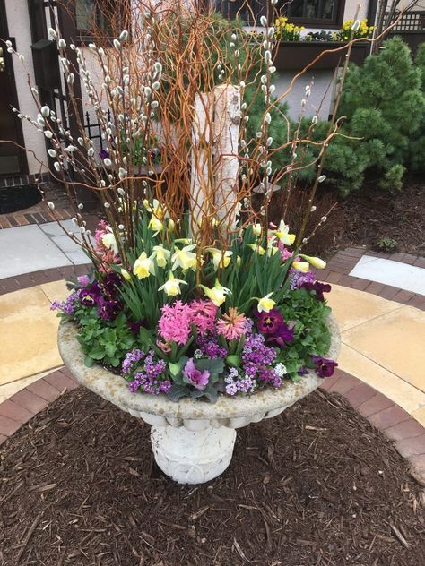 Setting Up & Installing Early Spring Containers | Spring Planting Container Early Spring Planters, Container Planting Ideas, Spring Containers, Small Garden Landscape Design, Natural Lawn, Planter Arrangements, Christmas Planter, Spring Planter, Small Garden Landscape