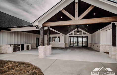 Barndominium Patio, Texas Barndominium, Wedding Floor, Metal Building House Plans, Barn House Interior, Barn Homes Floor Plans, Barn House Design, Barn Style House Plans, Building Plans House