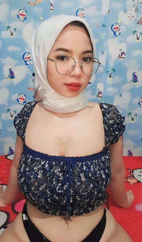 Foto Cewek Hijab Aesthetic, Seluar Ketat, Hijab Aesthetic, Beautiful Muslim Women, Classy Photography, Woman Silhouette, American Beauty, Muslim Girls, Beautiful Hijab