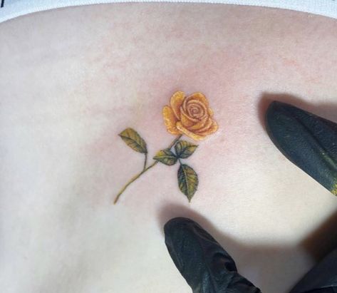 Yellow Tea Rose Tattoo, Rose Tattoo Yellow, Dainty Yellow Rose Tattoo, Yellow Rose Tattoos For Women, Simple Yellow Rose Tattoo, Falling Rose Petals Tattoo, Vintage Rose Tattoo, Delicate Tatoos, Rose Tats