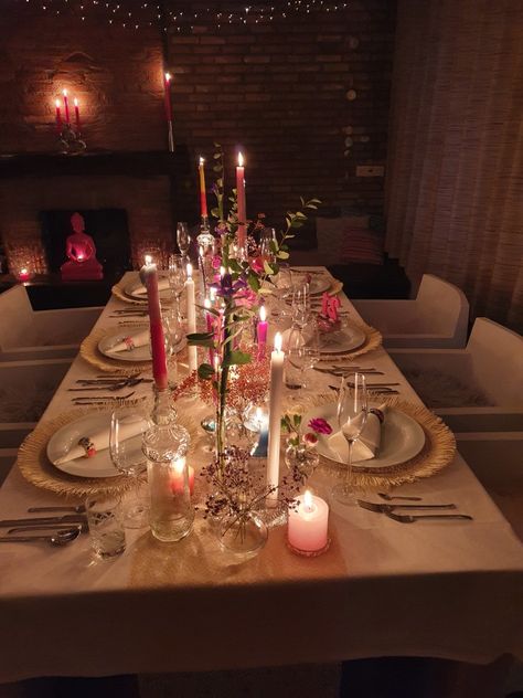 Girly Dinner Party Table Settings, Basement Dinner Party, Dinner Party Aesthetic Birthday, 21st Dinner Party, Dinner Aesthetic Night Home, Birthday Dinner Themes, Birthday Dinner Party Ideas, Fancy Birthday Dinner, Birthday Dinner Table