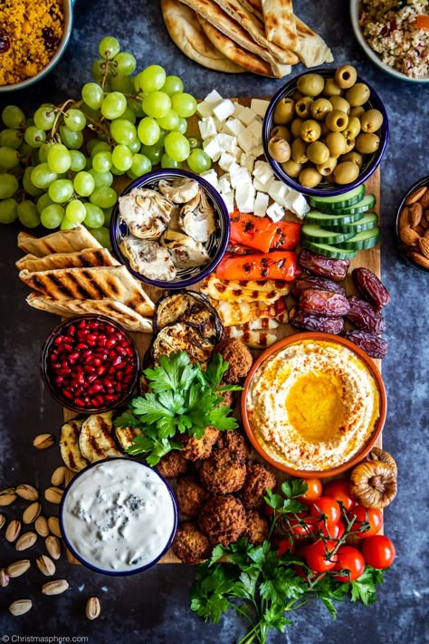 Vegetarian Mezze, Mezze Board, Mezze Platter, Food Platter, Grazing Board, Charcuterie Inspiration, Food Boards, Party Food Platters, Charcuterie Recipes