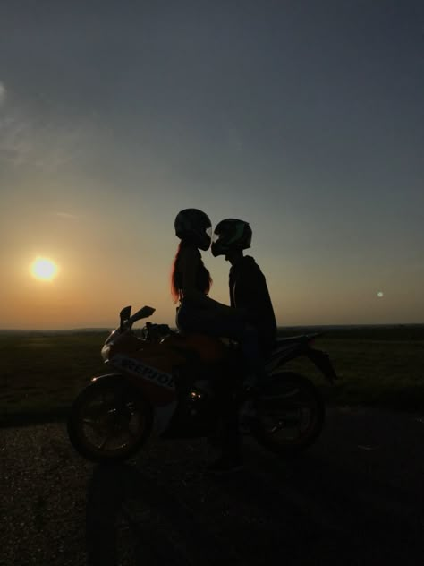 Aesthetic Couple Pics, Couple Moto, India Love Instagram, Bike Couple, Biker Couple, Motorcycle Couple, Biker Photography, Motocross Love, Iphone Wallpaper Landscape