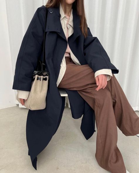 The Frankie Shop on Instagram: “Sitting pretty in our new Laithe #trench #coat #navy #frankiegirl #thefrankieshop” Navy Trench Coat Outfit, Navy Blue Coat Outfit, Navy Coat Outfit, Blue Coat Outfit, Trench Outfit, Oversized Trench, Winter Coat Outfits, Navy Trench Coat, Navy Blue Coat