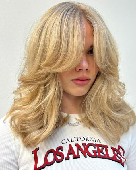 Medium Butterfly Haircut with Curtain Bangs Heavy Layers, Butterfly Hairstyle, Buttery Blonde, Butterfly Haircut, Vacation Hairstyles, Hair Tint, Hairstyles For Layered Hair, Haircuts For Medium Hair, Auburn Hair