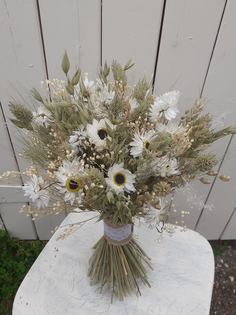 #driedflowers #driedflowerbouquet #driedflowerwedding #driedflowerdaisy #driedflowerideas #driedflowerwhites Dried Daisy Bouquet, Daisy Bouquet Wedding, Artificial Hand, Natural Dried Flowers, Country Style Wedding, Daisy Wedding, Daisy Bouquet, Hand Tied Bouquet, Flower Daisy