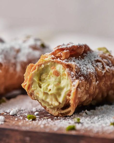 Pistachio Cream Bars, Cornetto Recipe, Pistachio Cannoli, Pistachio Filling, Homemade Cannoli, Cannoli Shells, Cannoli Filling, Cannoli Recipe, Homemade Fudge Recipes