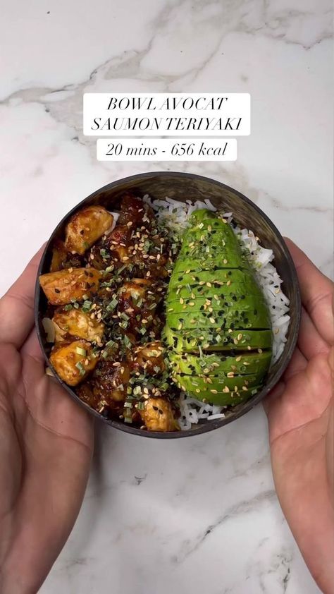 🥑 BOWL AVOCAT SAUMON TERIYAKI ! 20 mins 656 kcal 🔥/ Menu perte de poids gratuit (7 jours) disponible avec le lien sous mon profil 🎁 #maigrir#regimeuses#lsdp#rééquilibrage#recettesimple#recetteminceur#mincirsainement#avocat#saumon | Tarek B. - Coach perte de poids | Afro Sound Machine · Mamaleh (feat. Cocreatorz, Star Daddy) Clean Eating Salad Recipes, Healthy Packed Lunch Box, Sports Food, Healthy Bowls, Easy Meal Plans, Healthy Food Dishes, Sound Machine, Clean Eating Diet, Food Videos Cooking