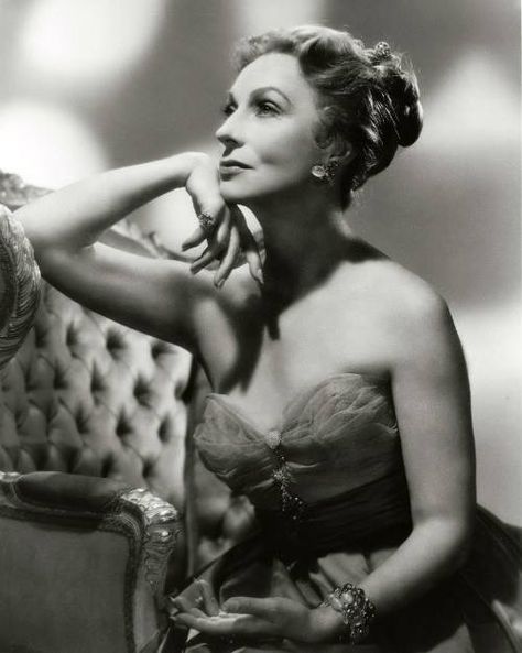 AGNES MOOREHEAD: A BEWITCHING LIFE – In The Good Old Days Of Classic Hollywood. Goddess Photo, Vintage Hollywood Stars, Agnes Moorehead, Elizabeth Montgomery, Old Hollywood Movies, Classic Actresses, Precious Gift, Old Hollywood Glamour, Famous Women