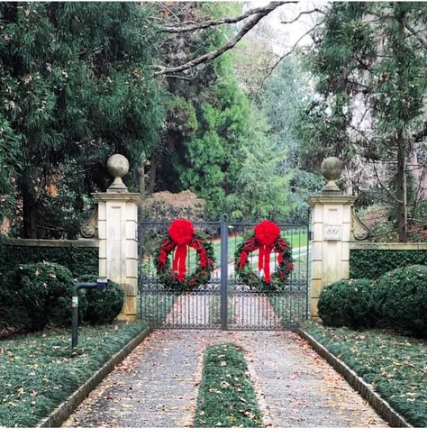 Atlanta home Christmas wreaths on driveway gate Classic Entryway, Driveway Entrance Landscaping, Outdoor Christmas Wreaths, Entryway Makeover, Wooden Gate, Gate Decoration, House Gate, Southern Christmas, Entrance Gate