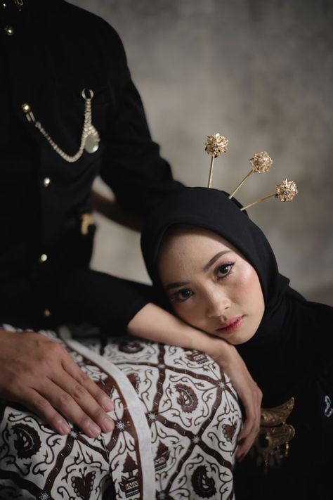 Photoshoot Prewedding Ideas, Foto Adat Jawa, Prewed Jawa Klasik, Javanese Wedding Hijab, Wedding Jawa Hijab, Prewedding Jawa Klasik, Preweding Jawa, Prewed Adat Jawa, Pengantin Jawa Hijab