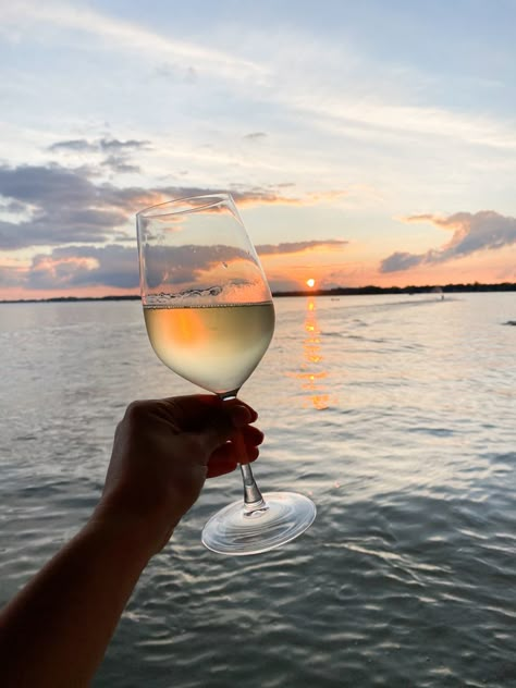 Sunset Drink, Sunset Hills, Beach Dinner, Pouring Wine, Spring Getaway, Summer Wines, Summer Cocktail, Wine Time, Creative Instagram Stories