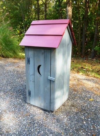 Ornamental Outhouse - Wood Plans with photos Diy Outhouse Plans, Simple Outhouse Plans, Outhouse Diy, Miniature Outhouse, Cute Outhouse, Build An Outhouse, Outhouse Toilet, Outhouse Plans, Outhouse Decor