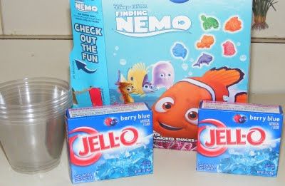 Make edible fish bowls using blue Jell-o and gummy fish. It's a craft + a snack! Finding Dory Party, Gummy Fish, Finding Nemo Party, Underwater Birthday, Dory Birthday, Dory Party, Nemo Party, Nemo Dory, Nemo Birthday