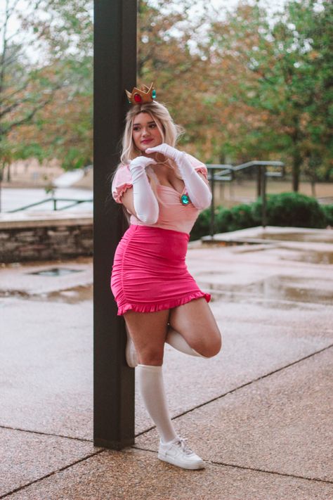 Princess Peach Bounding, Plus Size Princess Peach Costume, Princess Peach Diy Costume Adult, Diy Costume For Couples, Princess Peach Costume Diy Women, Princess Peach Costume Women, Princess Peach Inspired Outfit, Princess Peach Outfits, Princess Peach Diy