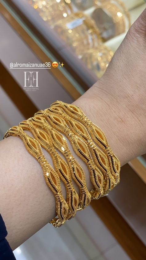 Dubai Ring Design, Arabic Bangle Design, Dubai Gold Jewelry Bangles, Arabian Gold Bangles, Gold Bangle Watch, Heavy Bollywood Gold Bangle, Dubai Gold Bangles, Gold Bollywood Bangle With Intricate Design, Necklace Set Indian Bridal Jewelry