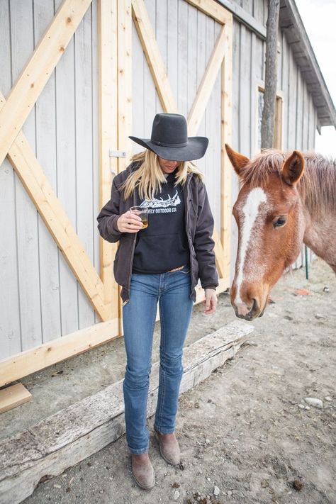 Horseback Riding Outfit Western, Country Aesthetic Outfit, Ranch Outfits, Country Fits, Country Clothes, Outfit Botas, Horseback Riding Outfits, 2023 Aesthetic, Cowgirl Pictures