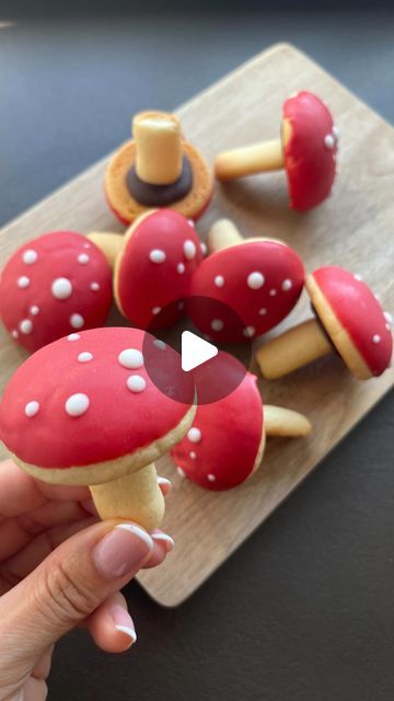 Winnie Wai-Ling Lee on Instagram: "Mushroom cookies 🍄🍄🍄 . . Have you ever had humidity issues whilst trying to make meringues. I wasted so many eggs making meringue mushrooms but they kept coming out sticky and just would not dry out like usual. I basically gave up 😅 anyone has any tips on meringues when it’s high humidity? I really researched and found no solution 🤪 . . I had my heart set on making something with mushrooms so I decided to make some cookies. These look fab and taste delicious 😋I will upload the recipe tomorrow on my blog ❤️ . . . #recipe #cakedecorating #cakegoals #cakedecoration #baker #cakeideas #cakecakecake #desserts #cakeofinsta #cakestagram #caketrends #instabake #cakedesign #buttercream #cakegram #bakestagram #cakesofinstagram #cakesofig #cakeart #chocolate #c Making Meringue, Meringue Mushrooms, How To Make Meringue, Mushroom Cake, Mushroom Cookies, Cake Trends, Mushroom Decor, Gave Up, How To Make Bread