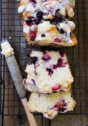 Glazed Summer Fruit Yeast Bread via @SeasonsSuppers Sweet Yeast Bread, Strawberry Bread, Breakfast Bread Recipes, Yeast Bread Recipes, Fruit Bread, Bread Baker, Fruit Breakfast, Yeast Bread, Bread Recipes Sweet