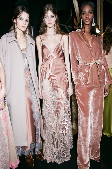 Haute Couture Style, Mode Boho, Pink Dresses, Velvet Fashion, Mode Inspo, Alberta Ferretti, Pink Velvet, Mode Vintage, Mode Inspiration