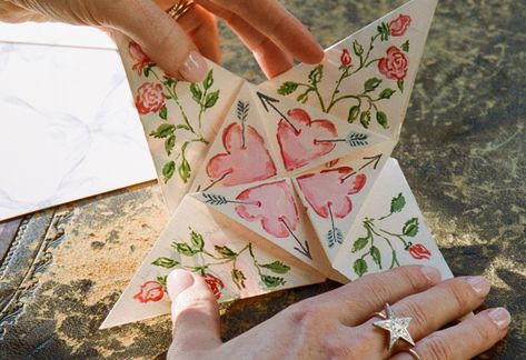 Illustrator Susannah Garrod shows us how to recreate the romance of a Victorian love affair with a puzzle purse perfect for Valentine’s Day. Diy Valentines Cards Origami, Victorian Love Notes, Valentine’s Day Diy For Him, Victorian Love Note Design, Victorian Folded Valentine, Victorian Valentines Cards, Victorian Paper Purse, Victorian Purse Origami, Origami Valentine Card