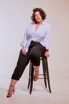 Poses Headshot, Plus Size Photo Poses, Plus Size Photography, Plus Size Posing, A Group Of Friends, Headshot Poses, Plus Size Fall Outfit, The Fashion Industry, Trik Fotografi