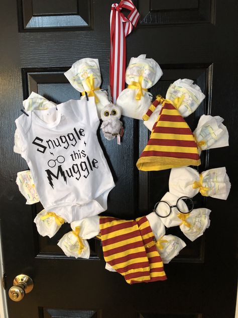 Harry Potter Diaper wreath Harry Potter Diaper Wreath, Harry Potter Themed Gender Reveal, Gender Reveal Harry Potter Theme, Harry Potter Diaper Cake, Harry Potter Baby Shower Cake, Harry Potter Gender Reveal, Harry Potter Baby Shower Ideas, Harry Potter Baby Shower Games, Baby Harry Potter