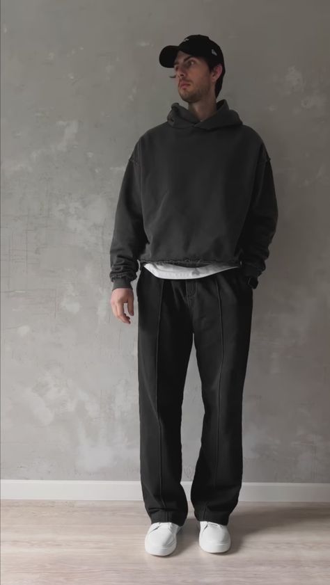 Saggy Pants Outfit Men, Sporty Man Outfits, Mens Fall Casual Outfits, Men Sport Style Outfits, Dark Grey Hoodie Outfit, Sweats Outfit Men, Sporty Outfits Men, Casual Sporty Outfits, Hoodie Outfit Men