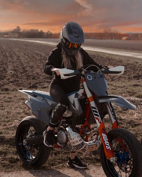 𝓛𝓮�𝓷𝓪 on Instagram: “🌅🌅🌅 . . #ktm #ktmsixdays #ktmexc300 #enduro #motorrad #motorcycle #motocross #supermoto #supermotolife #supermotard #bike #bikelife…” Motocross Outfits, Biker Mom, Ktm Supermoto, Motocross Girls, Biker Photography, Motocross Love, Cool Dirt Bikes, Bike Riders, Useful Gifts