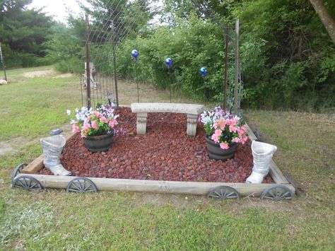 memorial garden Small Memorial Garden Ideas, Memorial Garden Ideas, Pet Memorial Garden, Prayer Garden, Memorial Ideas, Pinterest Garden, Pet Cemetery, Memorial Flowers, Garden Area