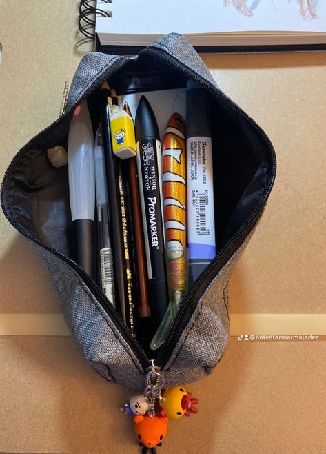 Art Pencil Case, Pencil Cases For School, Pencil Case Ideas, Pencil Case Aesthetic, Aesthetic Pencil Case, Pretty School Supplies, School Pencil Case, School Bag Essentials, Inside My Bag