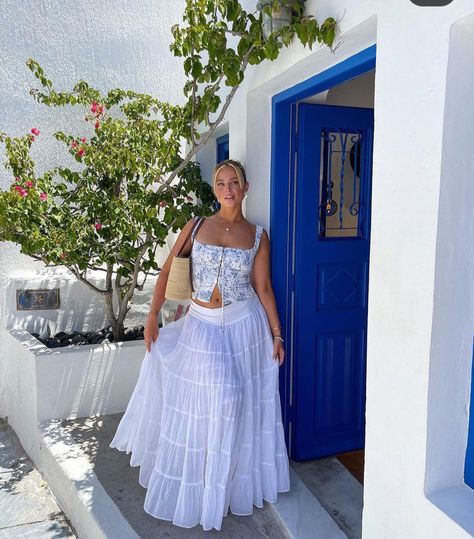 White Maxi Skirt Outfit, Maxi Skirt Outfit Summer, White Skirt Outfits, Skirt Outfit Summer, Greece Outfit, Hot Summer Outfits, Maxi Skirt Outfits, Italy Outfits, Effortlessly Chic Outfits