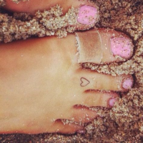 Love the placement Ariana Grande Tattoo, Toe Tattoos, Romantic Tattoo, La Tattoo, Small Heart Tattoos, Girly Tattoos, Foot Tattoo, Pattern Tattoo, Little Tattoos