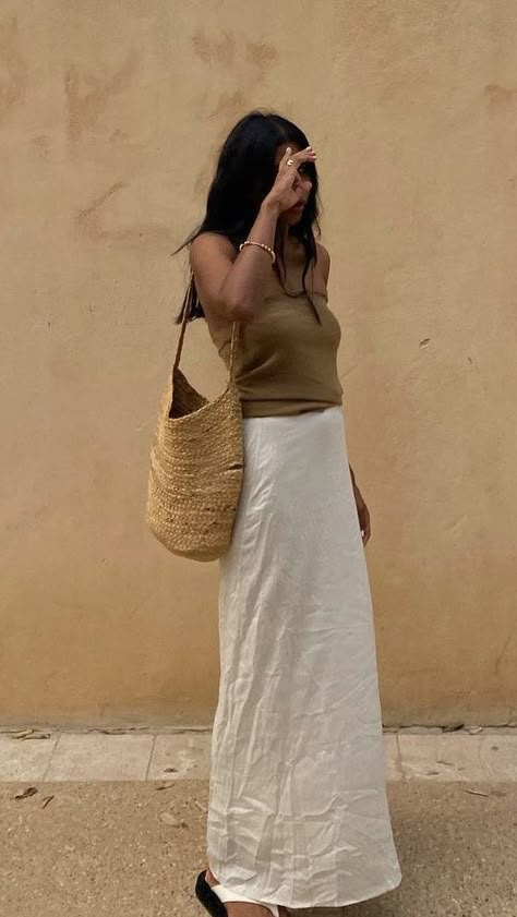 Linen Skirt Outfit, White Linen Skirt, Elegant Classy Outfits, How To Look Expensive, European Summer Outfits, Old Money Style, Minimalist Wardrobe, European Summer, Maxi Skirts