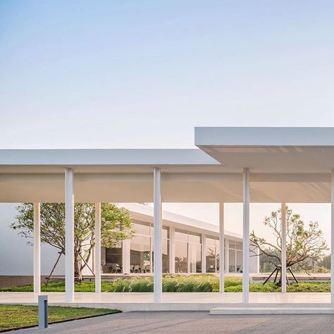 Outdoor Corridor Design, Exterior Corridor, Workspace Architecture, Thailand House, Residence Exterior, Outdoor Corridor, Corridor Design, Civic Center, Community Center