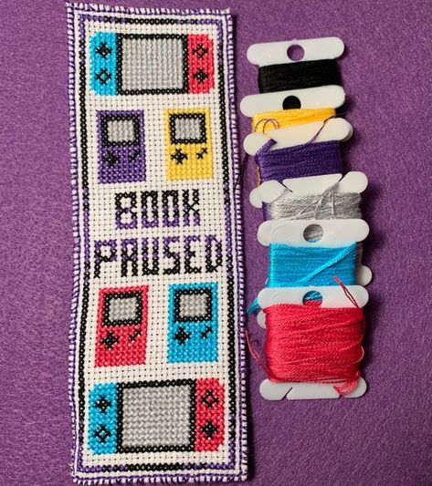 Gaming Cross Stitch, Bookmark Cross Stitch, Cross Stitch Bookmark, Cross Stitch Games, Marque-pages Au Crochet, Bookmark Crochet, Tiny Cross Stitch, Cross Stitch Books, Cross Stitch Love