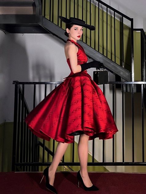 Vintage Christmas Outfits For Women, Retro Glamour Outfit, Retro Outfits For Women, Classy Fashion Chic, Fashion Draping, Roll Dress, 1950s Fashion Dresses, Glamour Outfit, Vintage Red Dress