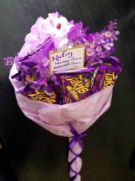 Takis Bouquet Takis Gift Basket Ideas, Taki Birthday Party Ideas, Takis Chips Bouquet, Purple Snack Basket, Takis Birthday Party Theme, Eda Core, Homemade Takis, Takis Recipe Ideas, Flower Candy Bouquet