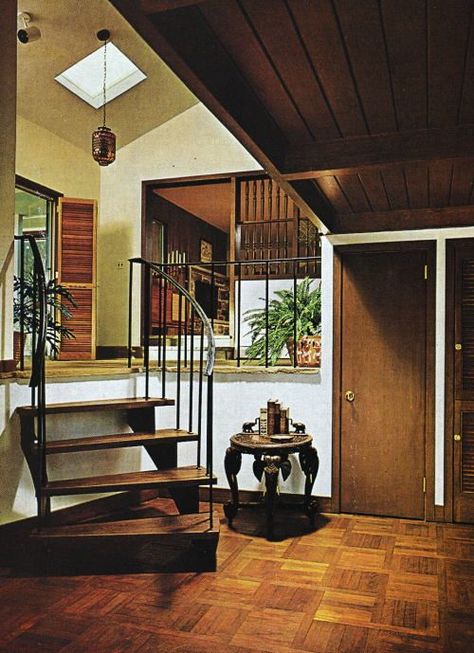 In 2022 sensible aesthetics will become even more sophisticated and desirable. Moreover, we see a slight merge of retro, natural, and zen elements in interior design trends of 2022. #interiordesign #inspo #designinspo #trends #aesthetics #retro #2022 #minimalstyle #minimalistic Stairs Entryway, 1970s Interior, 70s Architecture, Retro Homes, 70s Interior Design, 1970s Home Decor, Home Decor Dark, Retro House, 70s House