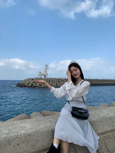 Korean, Korea jeju island, traveling, beach look, beach outfit Beach Outfit Korean Style, Korean Beach Outfit, Beach Trip Outfits, Dress Over Jeans, Outfit Ideas Korean, Outfit Korean Style, Island Outfit, Beach Model, Outfit Korean