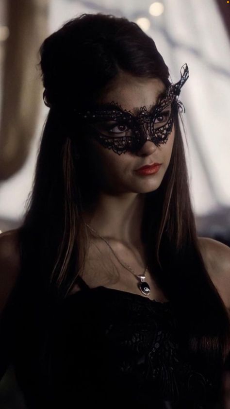 Katerina Petrova, Vampire Diaries Seasons, Pretty Halloween, Vampire Diaries Wallpaper, Vampire Costume, Vampire Diaries Cast, Katherine Pierce, Caroline Forbes, Fantasias Halloween