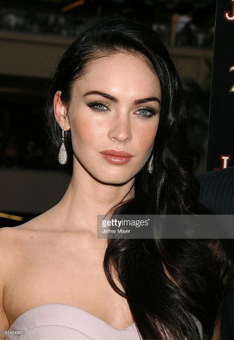 Actress Megan Fox arrives at 'Jennifer's Body' Hot Topic Fan Event at Hot Topic on September 16, 2009 in Hollywood, California. Megan Fox 2009, Megan Fox Hair, Megan Denise Fox, Jennifer's Body, Megan Fox, Beauty Shots, Celebrity Beauty, Hot Topic, American Actress